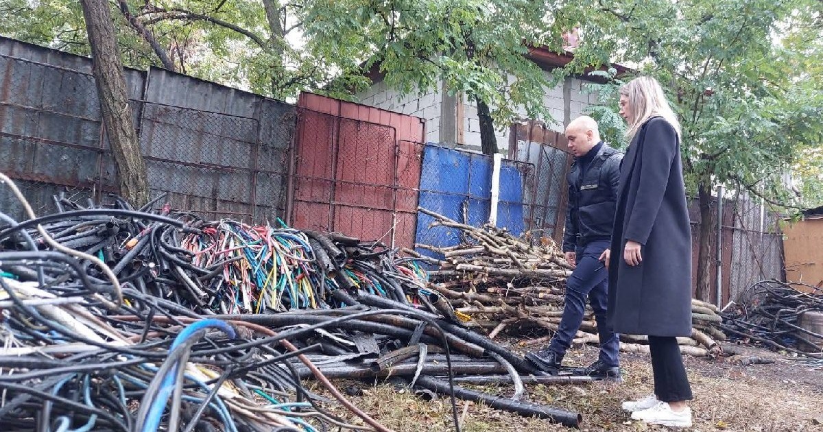 Diana Buzoianu, cu palton negru, alături de un bărbat îmbrăcat în negru, în control la Sintești, unde se uită la niște cabluri - 15 octombrie 2025
