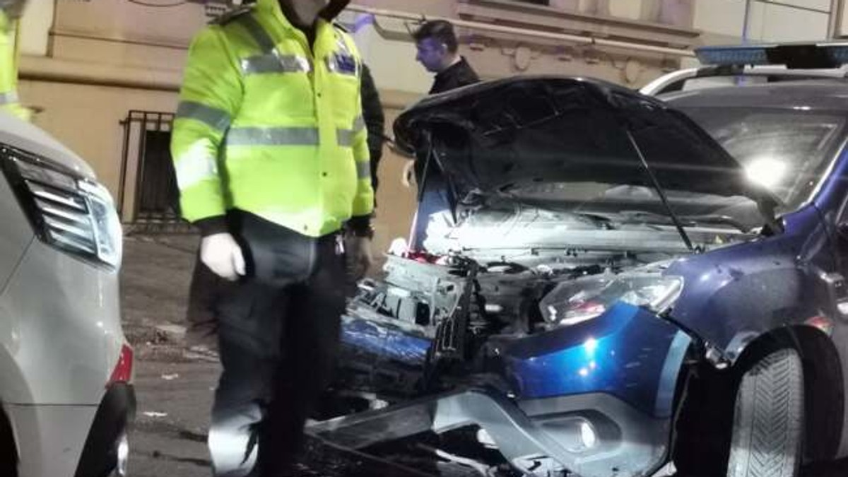 Mașină de poliție lovită