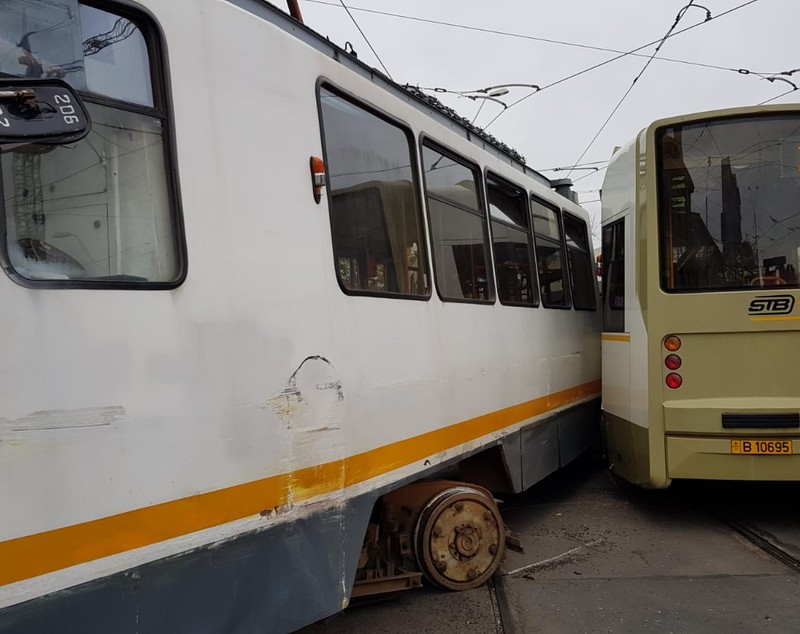 Două tramvaie s-au ciocnit în București, miercuri la prânz. O femeie a fost rănită la cap
