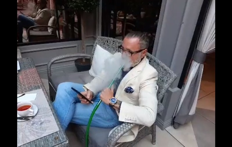VIDEO | Dat în urmărire în România, fostul deputat PSD Cristian Rizea a fost filmat când se relaxa într-un local de lux din Chișinău. „Vă caută poliția”