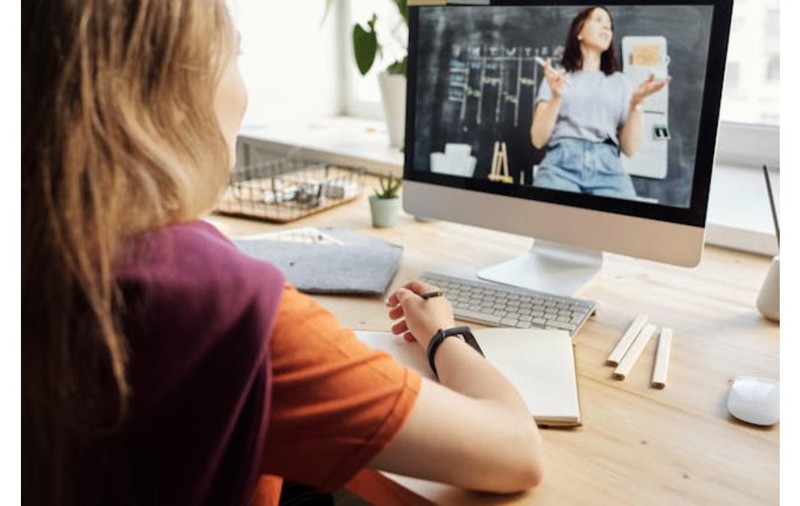 Spațiul ideal pentru studiu: cum alegi biroul și scaunul ergonomic pentru copii