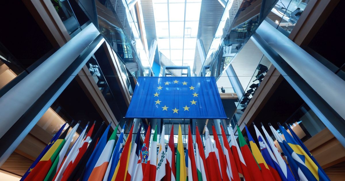 Steagurile statelor membre ale Uniunii Europene stau într-un atrium al clădirii Parlamentului European pe 21 mai 2024 la Strasbourg, Franța