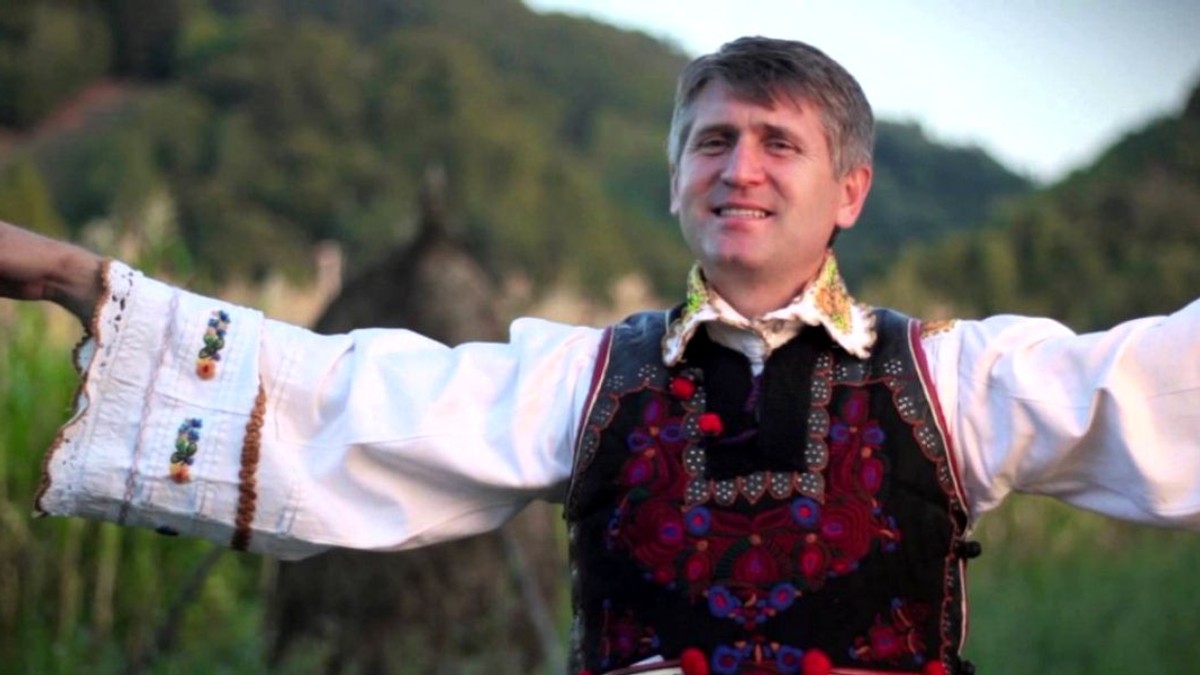 "Părintele" Pomohaci va concerta la Zilele Oraşului Ghimbav, într-un eveniment dedicat Centenarului. Biserica l-a caterisit după acuzațiile de pedofilie