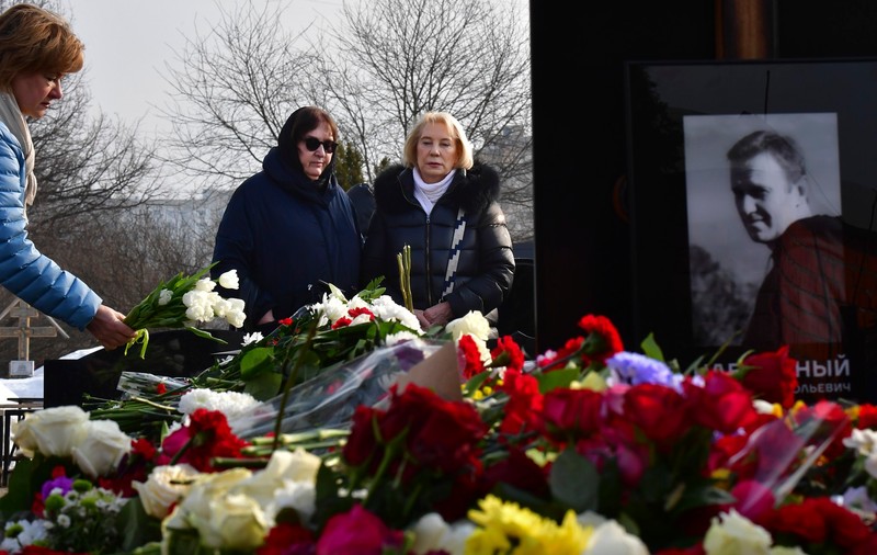 Ruşii au continuat să vină la mormântul lui Navalnîi și a doua zi după funeralii. Mama lui Aleksei și cea a Iuliei au venit împreună: „Nu toată lumea ajunge să iubească și să fie iubit așa”