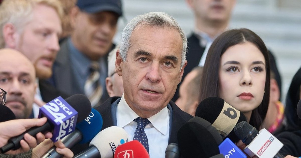 Călin Georgescu inconjurat de ziaristi