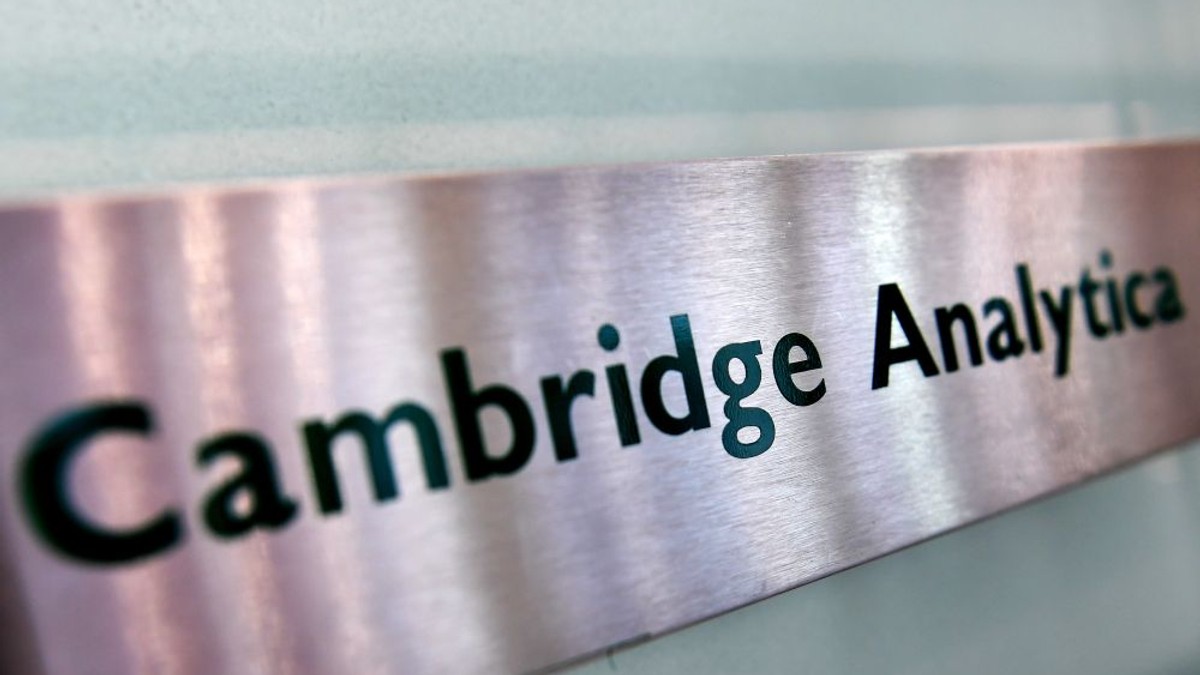 Compania Cambridge Analytica se închide