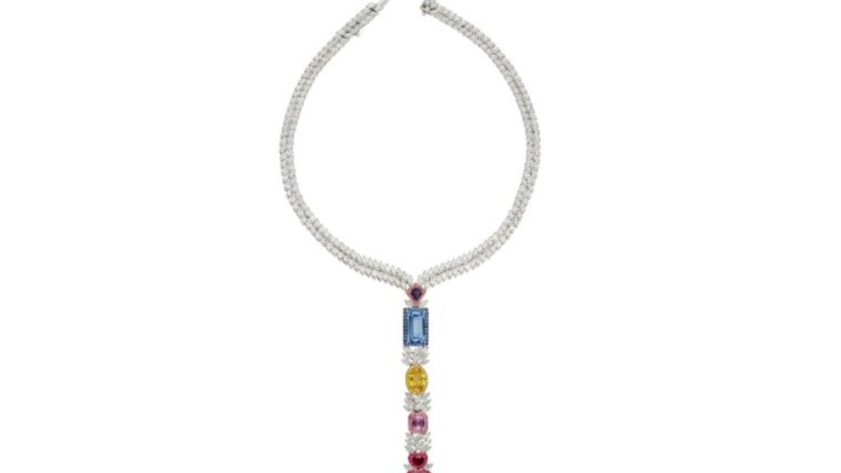 Colierul Jardin Collier este realizat din aur alb de 18 karate, cu un lanț din diamante incolore din care coboară o compoziție verticală de diamante extrem de rare, în nuanțe de violet, albastru, galben, roz, roșu și alb. Designul său liniar și sofisticat pune în valoare fiecare piatră, creând o bijuterie de o raritate și eleganță excepționale.
