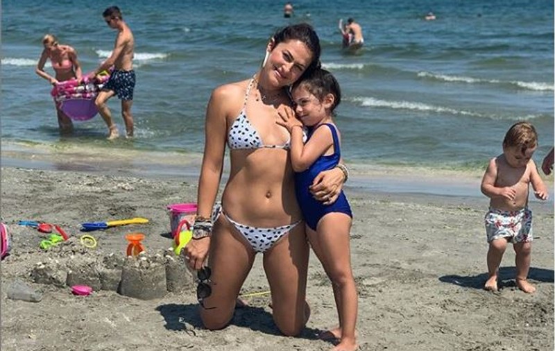 Alexandra Nechita vrea să-și învețe fetița cu locurile și tradițiile românești. “Micuța Picasso” a venit acasă, în vacanță!