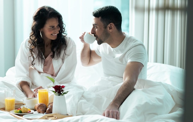 Turiști plătiți cu 4.300 de euro ca să stea la hotel și să comande mâncare la pat. Cine poate aplica