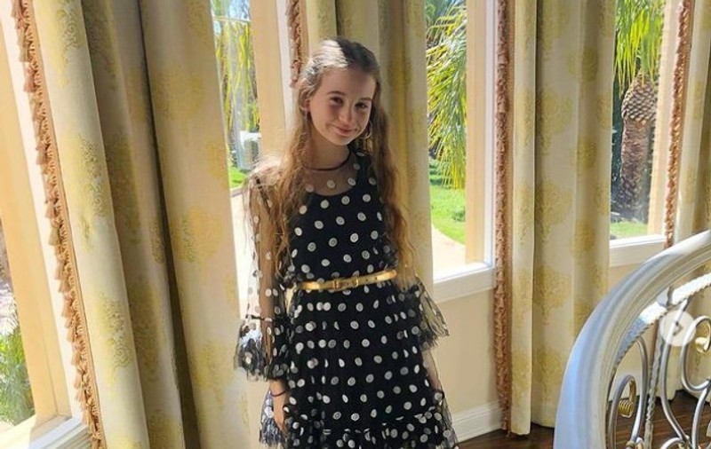 Cum arată Irina Columbeanu la 14 ani. Fiica Monicăi Gabor s-a pozat într-o rochie elegantă, cu crăpătură pe picior