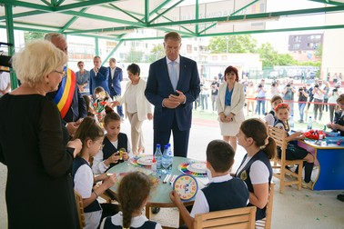 Klaus Iohannis în timpul vizitei la Școala nr. 11 din Buzău. Foto: presidency.ro