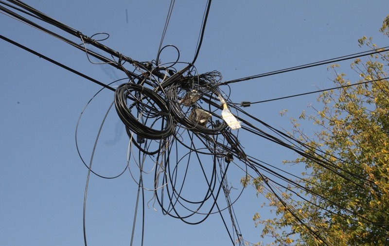 Un bărbat din Teleorman a murit în timp ce încerca să schimbe un bec la un stâlp de iluminat public