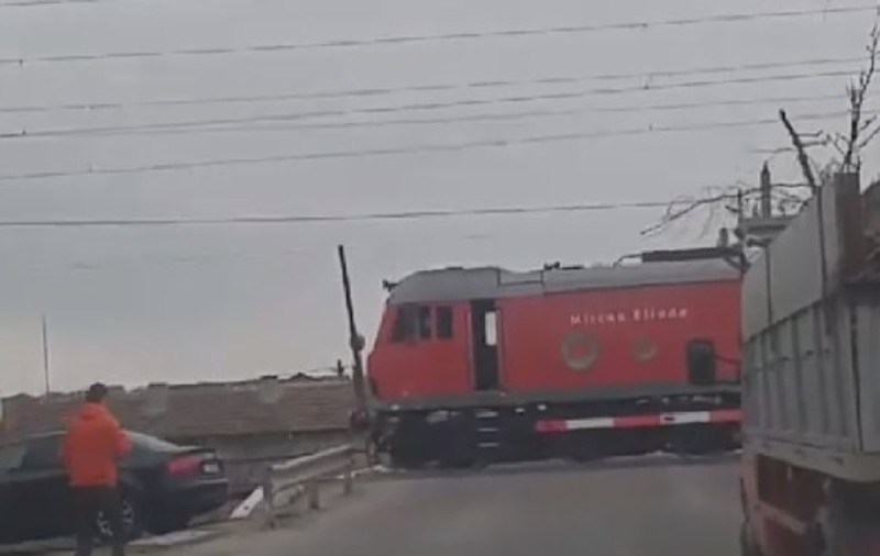 Video| Când îți e poftă de o cafea oprești și trenul în loc. Cum a blocat circulația un mecanic de locomotivă