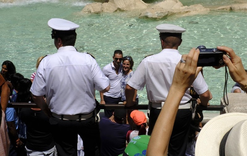 Interzis la aruncat monede în Fontana di Trevi! Măsură extremă pentru a proteja monumentul