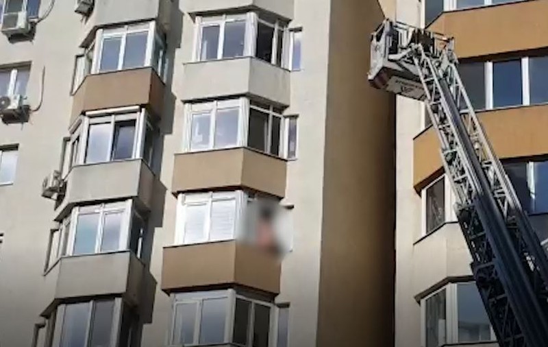 Imagini cu momentul în care negociatorii îl conving pe un bărbat să nu se arunce de la etajul 5 al unui bloc din București. Intervenția a durat câteva ore