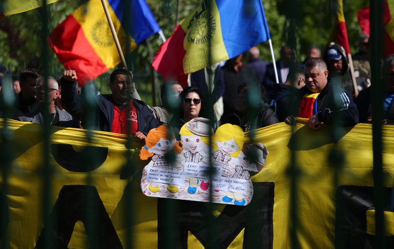 Bătălia electorală dusă de AUR cu propagandă și informații false. Ce prevede, de fapt, legea despre care George Simion spune că „va vinde copiii”