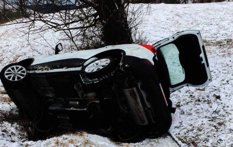 Trei tineri care mergeau la Școala de Poliție de la Câmpina s-au răsturnat cu mașina