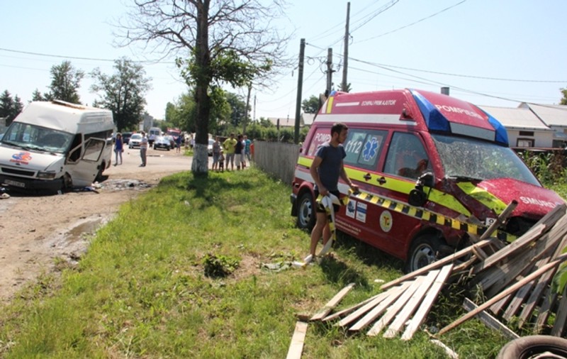 Doi oameni răniţi, după ce o ambulanţă SMURD s-a ciocnit cu un maxi-taxi