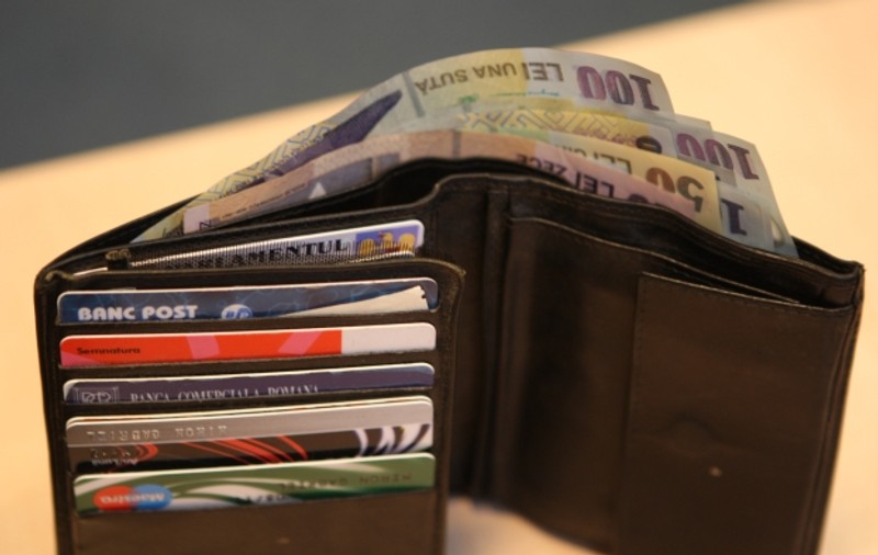 Un tânăr a returnat 2.700 de lei găsiți pe stradă