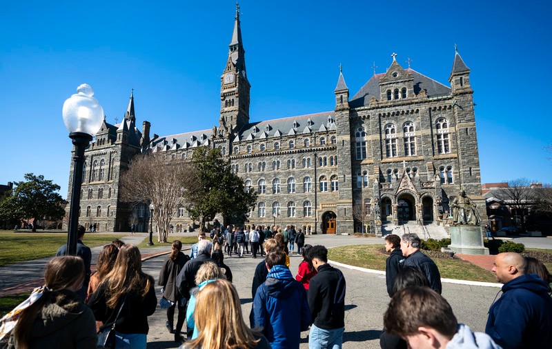 Sfaturile a doi profesori americani pentru tinerii români care vor să studieze la universitățile din SUA. Câteva lucruri de știut înainte să aplice
