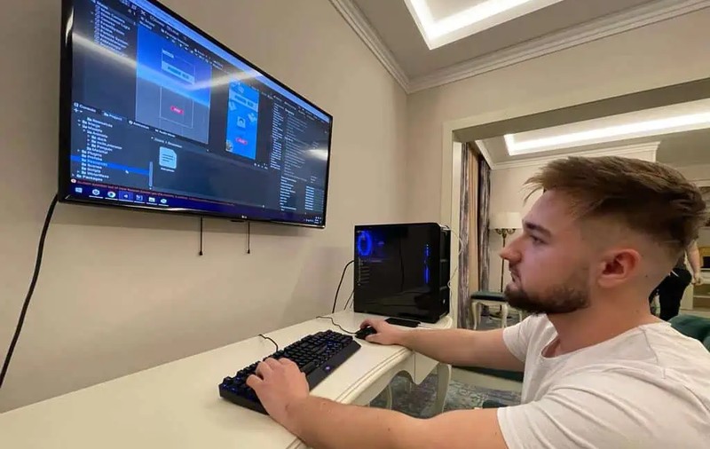 REPORTAJ: La 17 ani, Robert a învățat singur cum să facă jocuri pentru telefon și site-uri web