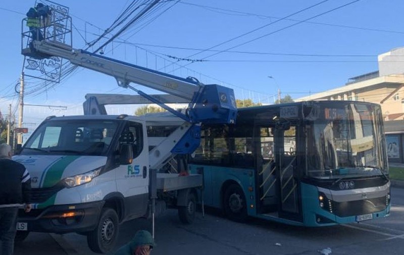 Un bărbat din Galați a ajuns la reanimare, după ce un autobuz a lovit utilajul în care se afla în timp ce punea ornamentele de Crăciun