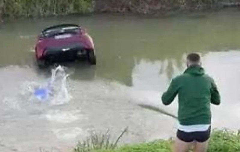 Un tânăr a sărit într-un canal ca să salveze un bătrân și a aflat că este fostul său șef, în Italia