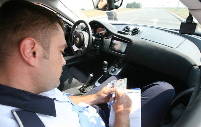 TERIBILSM. Şi-au scos maşinile la plimbare, cu toate că nu aveau permis