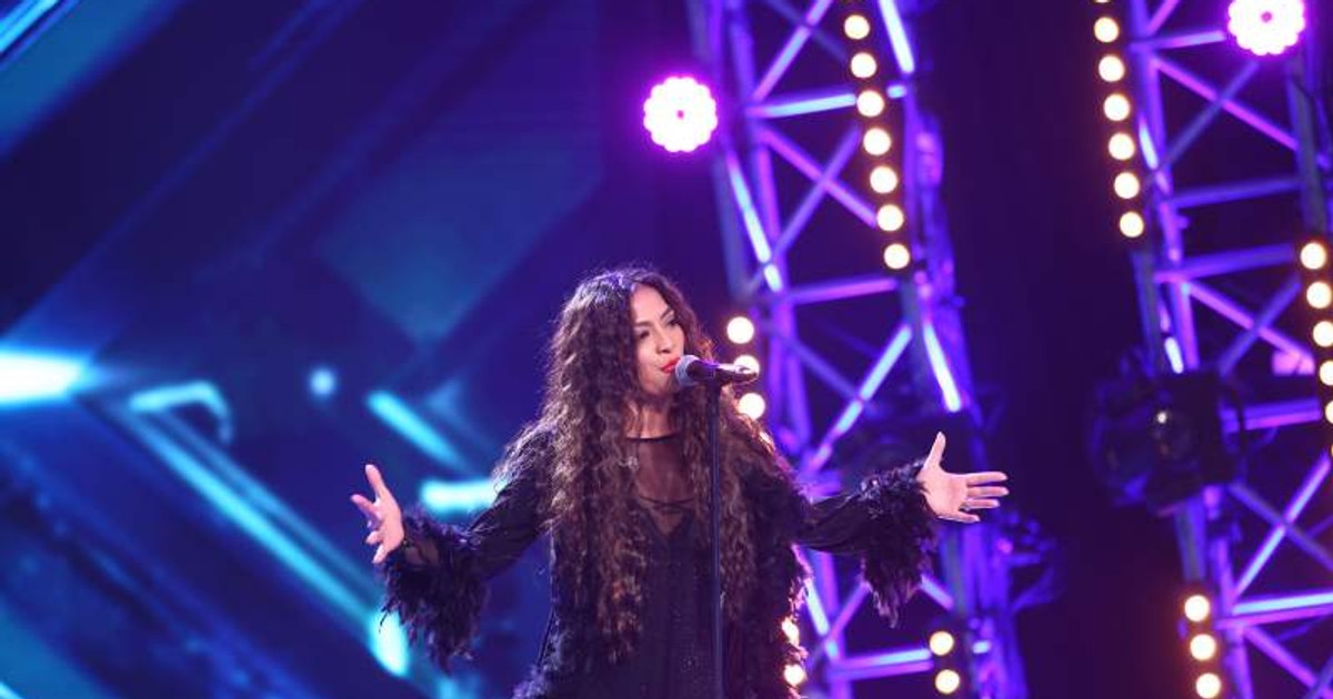 Bella Santiago, apariție sexy la X Factor pentru duelul cu Cristian Sanda