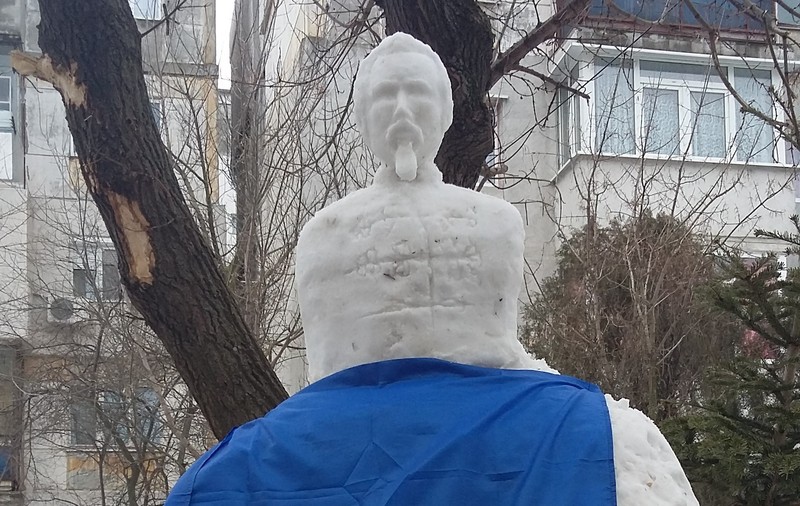 L-a sculptat pe Cuza, din zăpadă, în spatele blocului GALERIE FOTO
