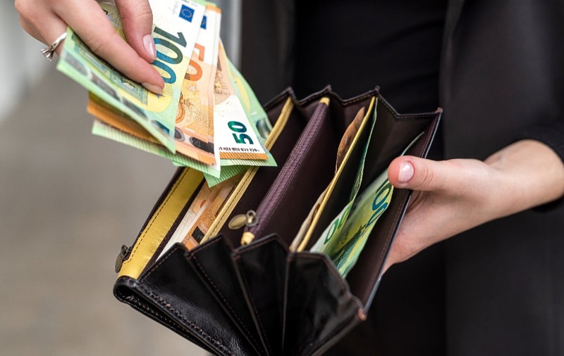 Femeie de afaceri din Alba Iulia, păcălită să transfere peste 100.000 de euro unor escroci care s-au dat drept reprezentanți ANAF
