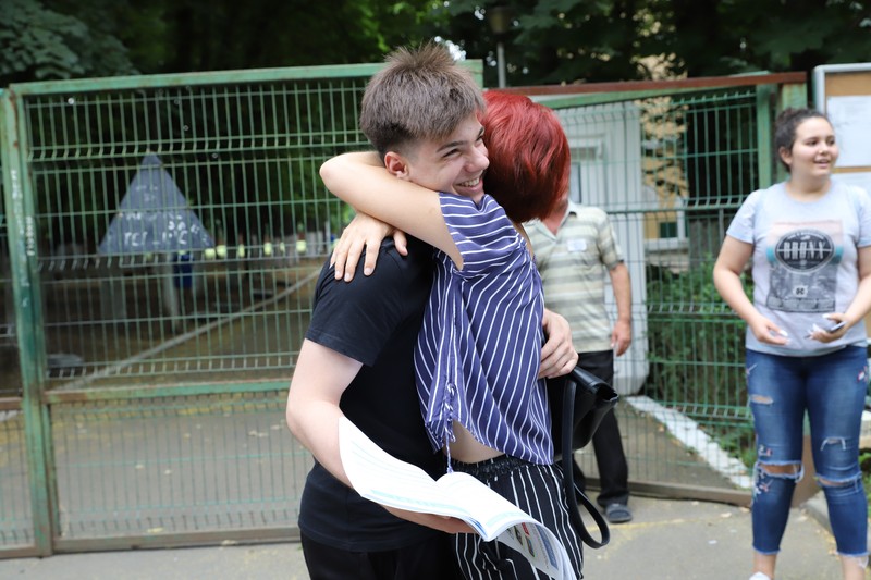 Bogdan se îmbrățișeacă cu mama lui, după ce a dat examenul la limba română de la Evaluarea Națională, la Școala 103 din București