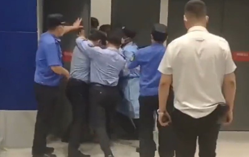 Un magazin din Shanghai, la un pas să fie carantinat cu tot cu clienți. Ce a urmat - VIDEO