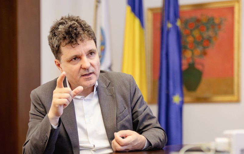 Comasarea alegerilor ar fi un atac la democraţia din România, spune Nicușor Dan