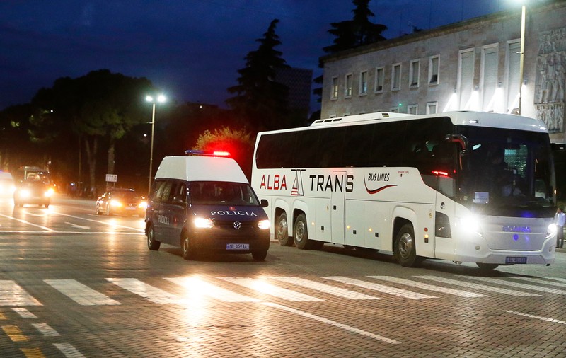 Autocarul echipei Serbiei, atacat cu pietre la Tirana!