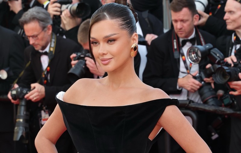 Cum a apărut Misha Miller pe covorul roșu de la Festivalul de Film de la Cannes. Rochia a atras atenția tuturor. „Am fost împreună cu Naomi Campbell”