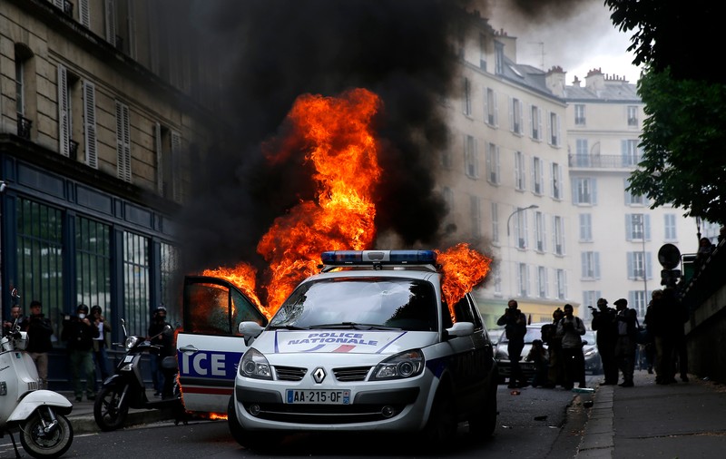 Violențe în Paris: O mașină a poliției a fost incendiată | FOTO