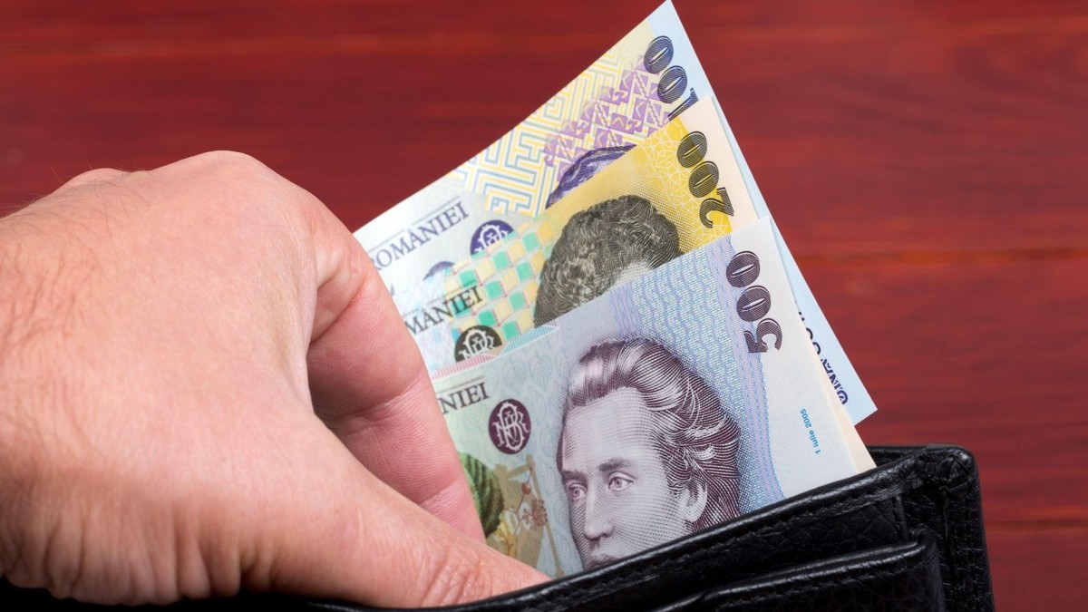 Salariul minim în România este aproape 800 de euro, adică 4.000 de lei lunar