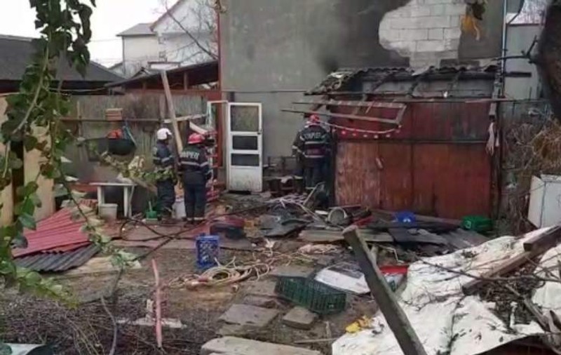 Explozie urmată de incendiu la Costineşti. Un bărbat a murit