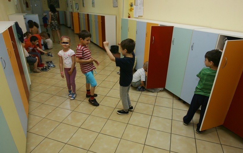 Ce hoţ disperat! Le-a furat banii copiilor de la grădiniţă