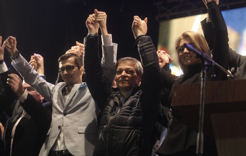 Alegeri parlamentare 2016 | Dacian Cioloș a venit la mitingul PNL din Piața Revoluției. PMP și UDMR și-au lansat candidații tot astăzi