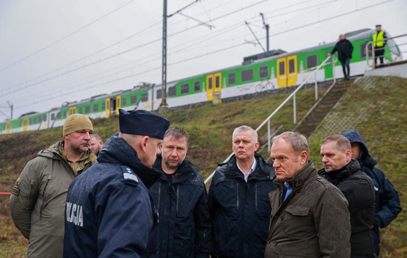 Polonia închide ultimul consulat rus din teritoriul său, arestează mai multe persoane și denunță un „terorism de stat” după sabotajul din weekendul trecut