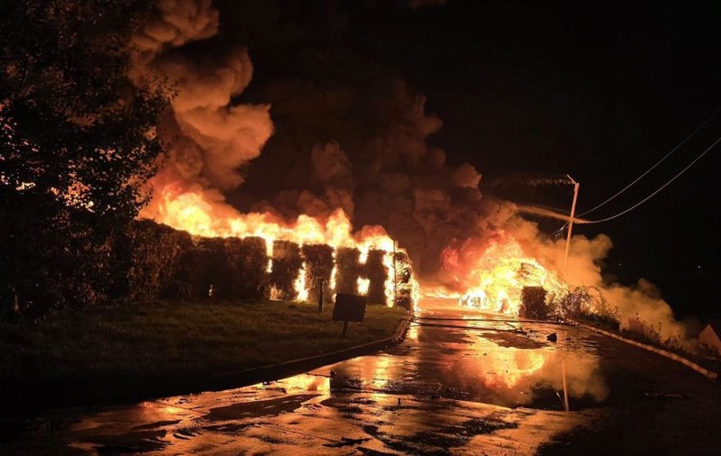 Incendiul din Șura Mică se manifestă violent pe o suprafață de aproximativ 1.200 de metri pătrați. Foto: ISU Sibiu