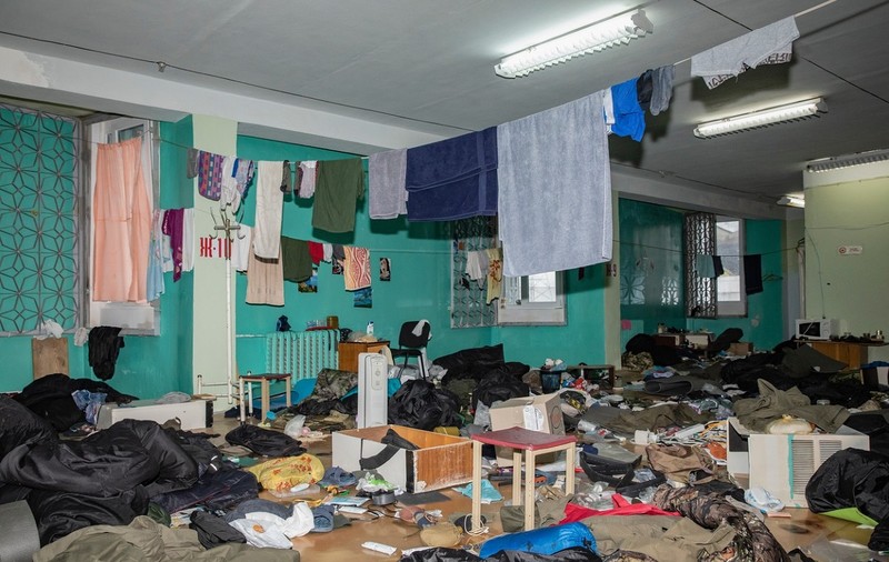 „Au luat praf radioactiv cu ei!”. Imagini din încăperile unde au stat soldații ruși, în centrala nucleară de la Cernobîl