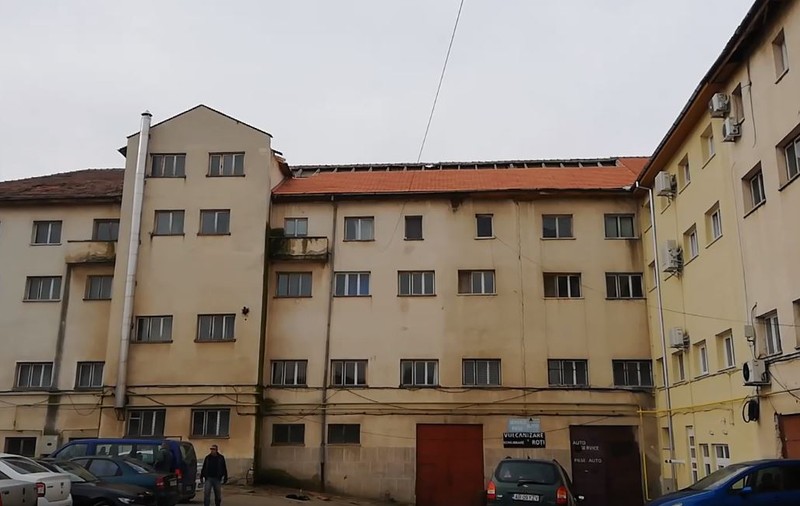 Un bărbat din Alba Iulia a căzut de pe acoperișul unei clădiri, de la 10 metri înălțime / FOTO&VIDEO