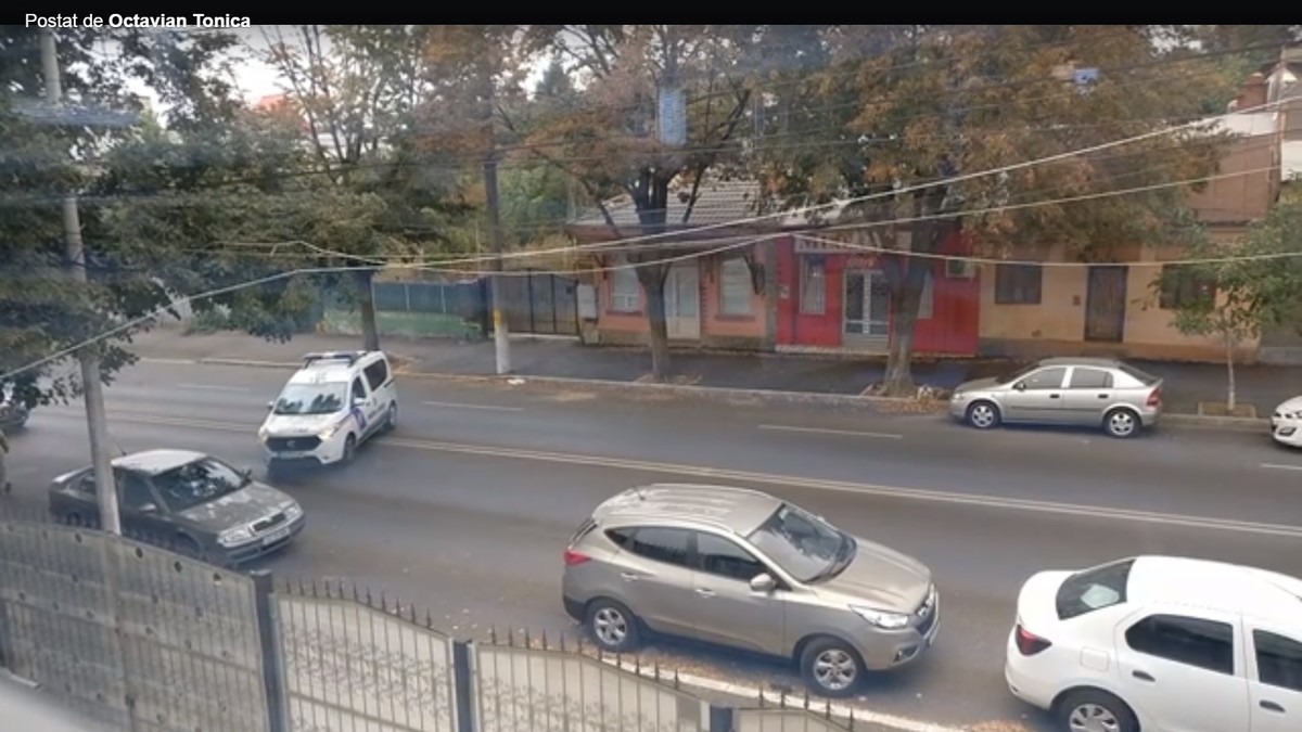 O maşină a Poliţiei Locale din Galaţi a fost filmată când încalcă linia dublă continuă