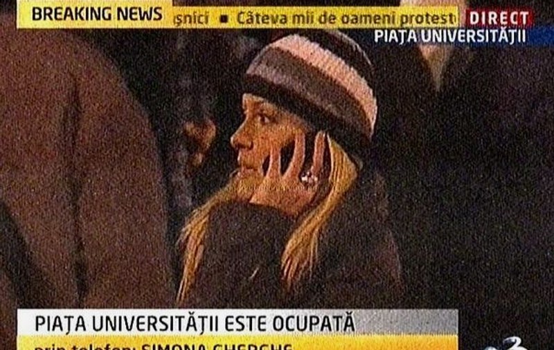 Simona Gherghe a făcut poze cu protestatarii din Piața Universității
