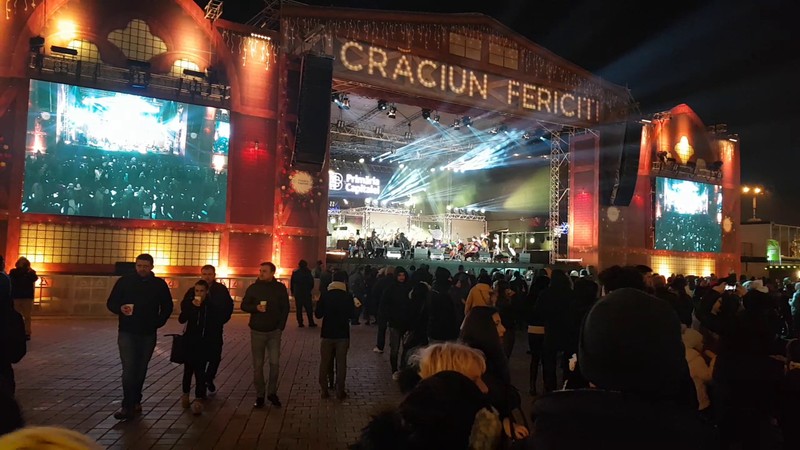 Scena de concerte amenajată în inima Târgului de Crăciun din Bucureşti
