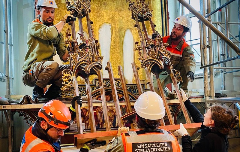 Altar vechi de 500 de ani, demontat bucată cu bucată, în trei zile, și mutat din biserica din Brienz, satul elvețian în pericol să fie înghițit de o alunecare de teren