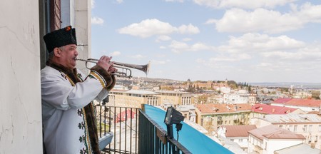În fiecare zi, un trompetist anunță ora 12.00 de la balconul primăriei